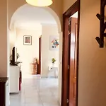 Garden- One Bedroom With Terrace 公寓