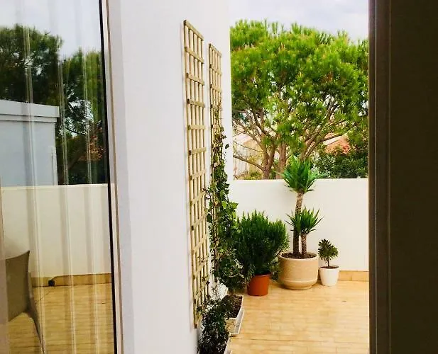 Garden- One Bedroom With Terrace 아파트 타비라