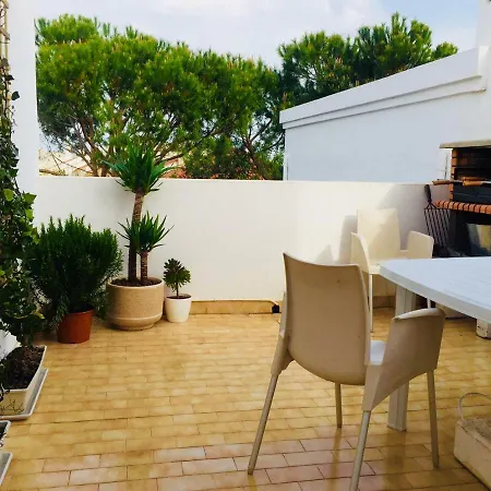 アパート Garden- One Bedroom With Terrace タヴィラ